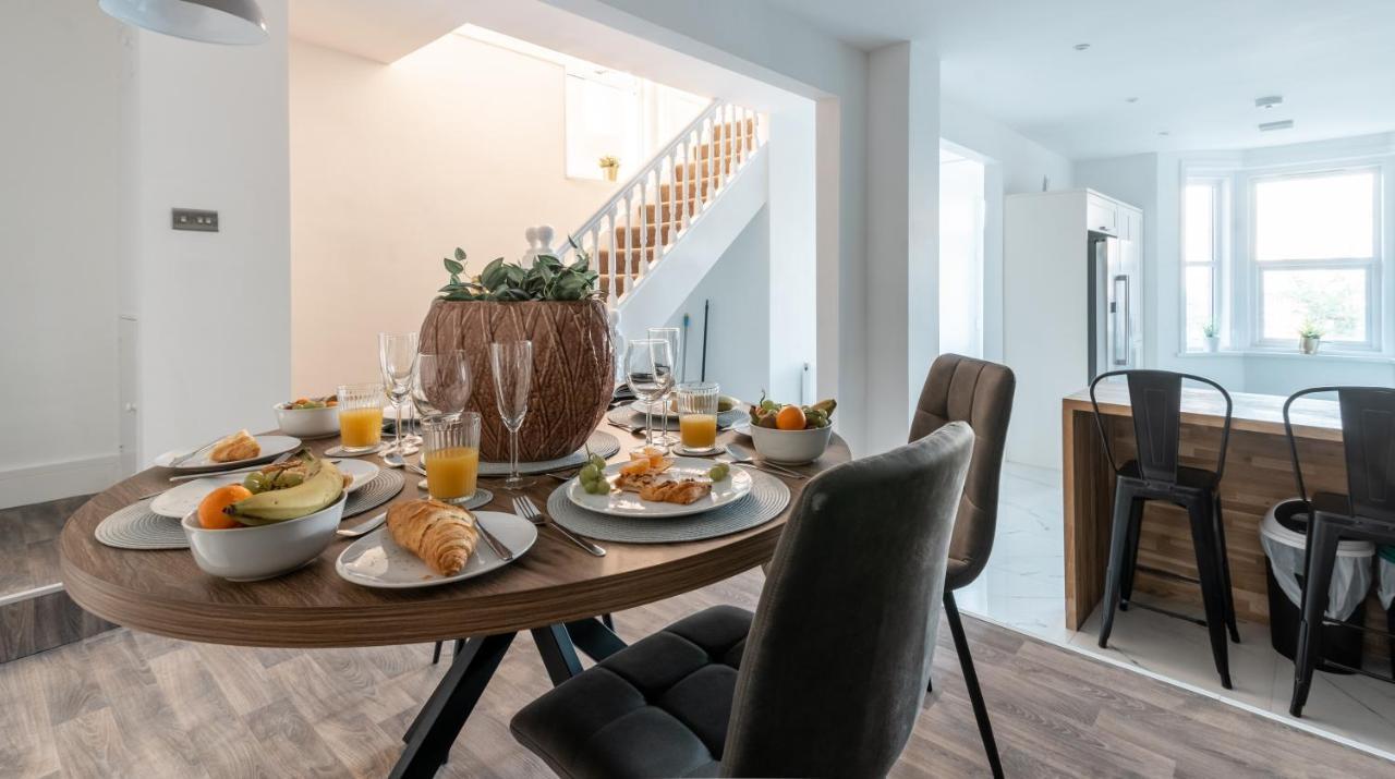 Ty Hapus - Luxury 4 Bedroom Holiday home *